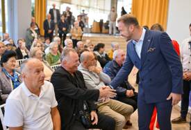 (FOTO) STANIVUKOVIĆ URUČIO KARTE "Penzioneri treba da imaju i 13. penziju i BESPLATAN JAVNI PREVOZ"