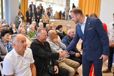 (FOTO) STANIVUKOVIĆ URUČIO KARTE "Penzioneri treba da imaju i 13. penziju i BESPLATAN JAVNI PREVOZ"