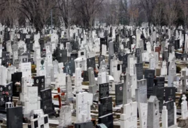 Penzija od 260 evra nedovoljna: Branko svaki dan čisti grobove da bi preživio
