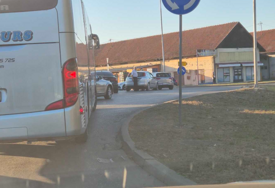 (FOTO) Gužve zbog saobraćajne nesreće u Banjaluci: Sudar golfa i forda u kružnom toku