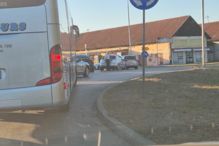 (FOTO) Gužve zbog saobraćajne nesreće u Banjaluci: Sudar "golfa" i "forda" u kružnom toku