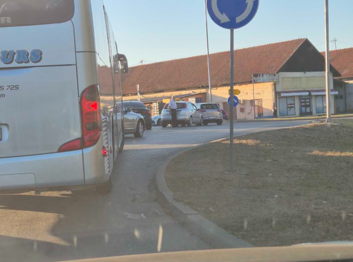 (FOTO) Gužve zbog saobraćajne nesreće u Banjaluci: Sudar "golfa" i "forda" u kružnom toku