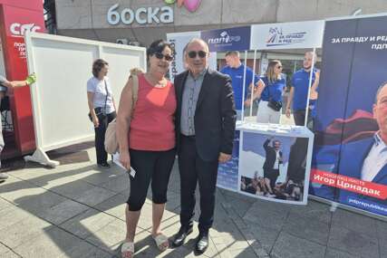 (FOTO) Otvaranje kampanje na Trgu Krajine: Crnadak pozvao građane da UZMU STVAR u svoje ruke