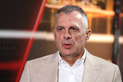 "Velemajstor kombinatorike" Radojičić poručio da Dodik "baca bombe", a evo šta kaže o razgovorima sa SNSD