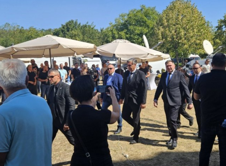 karan na sahrani mladiću