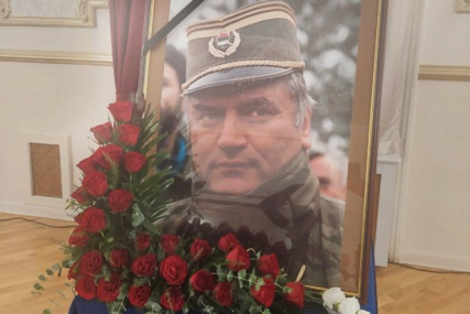 (VIDEO, FOTO) ODRŽANA KOMEMORACIJA GENERALU RATKU MLADIĆU Porodica i saborci odali posljednju počast