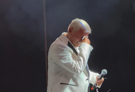 (VIDEO) MILANČE U SUZAMA Koncert obustavljen, pjevač se slomio pred publikom, savladale ga emocije