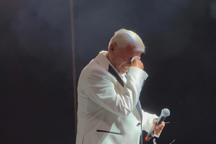(VIDEO) MILANČE U SUZAMA Koncert obustavljen, pjevač se slomio pred publikom, savladale ga emocije