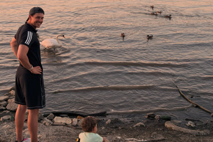 SA SINOM U ŠETNJI Miloš Biković podijelio emotivne fotografije, sa porodicom uživa u svakom momentu