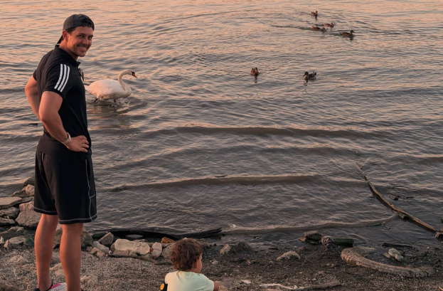 SA SINOM U ŠETNJI Miloš Biković podijelio emotivne fotografije, sa porodicom uživa u svakom momentu