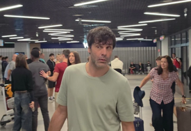 (VIDEO, FOTO) Miloš Teodosić stigao sa Kipra: Usred priča o pomirenju sa Majom Ognjenović, užurbano hodao, vukao kofer