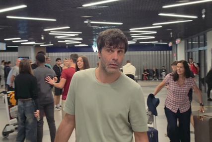 (VIDEO, FOTO) Miloš Teodosić stigao sa Kipra: Usred priča o pomirenju sa Majom Ognjenović, užurbano hodao, vukao kofer
