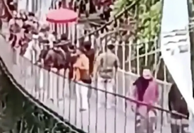 JEZIVE SCENE NA MOSTU Konstrukcija se nakrivila usred otvaranja, ljudi pali u provaliju