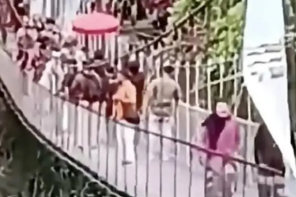 JEZIVE SCENE NA MOSTU Konstrukcija se nakrivila usred otvaranja, ljudi pali u provaliju