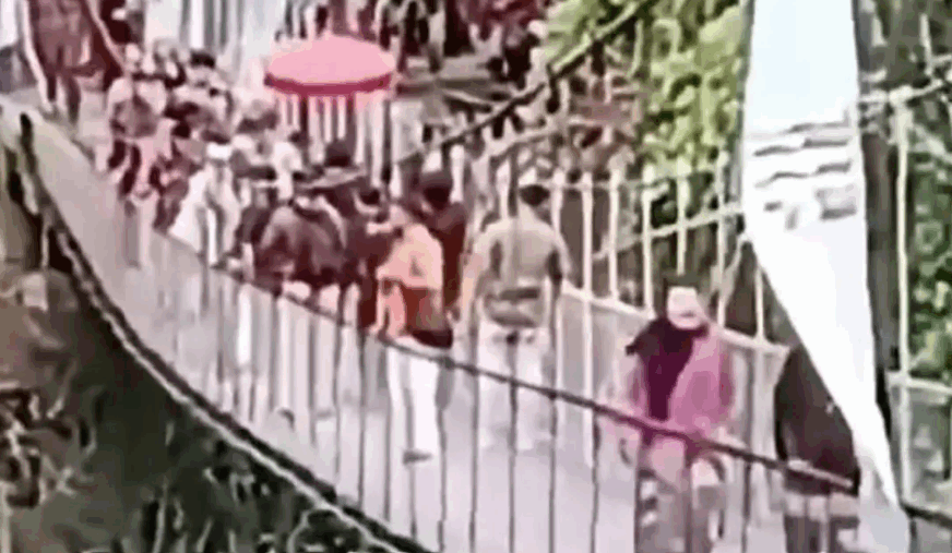 JEZIVE SCENE NA MOSTU Konstrukcija se nakrivila usred otvaranja, ljudi pali u provaliju