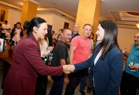 (FOTO) „Osjeti se pobjednička atmosfera“ Trivićeva na skupu Narodnog fronta u Doboju