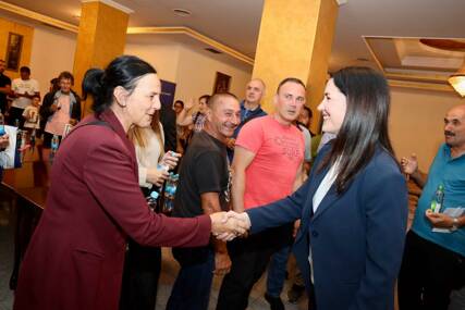 (FOTO) „Osjeti se pobjednička atmosfera“ Trivićeva na skupu Narodnog fronta u Doboju