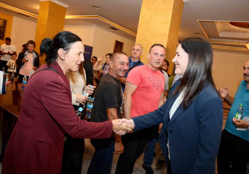(FOTO) „Osjeti se pobjednička atmosfera“ Trivićeva na skupu Narodnog fronta u Doboju