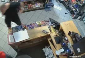 (VIDEO) BRUTALNO PRETUKAO RADNIKA NA PUMPI, NIKO NIJE SMIO DA REAGUJE Tužilaštvo traži pritvor za mladića iz Trebinja