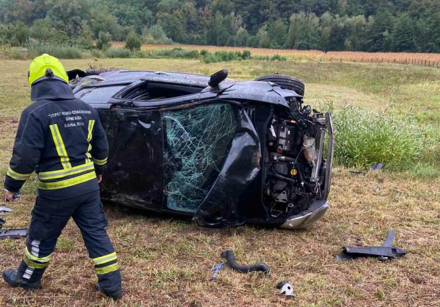 (FOTO) Povrijeđene 3 osobe: Teška nesreća kod Banjaluke, automobil prevrnut na bok