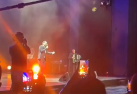 (VIDEO) Veče puno emocija: Udovica Tome Zdravkovića zaplakala na koncertu u njegovu čast, ovom pjevaču pala u zagrljaj