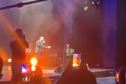 (VIDEO) Veče puno emocija: Udovica Tome Zdravkovića zaplakala na koncertu u njegovu čast, ovom pjevaču pala u zagrljaj
