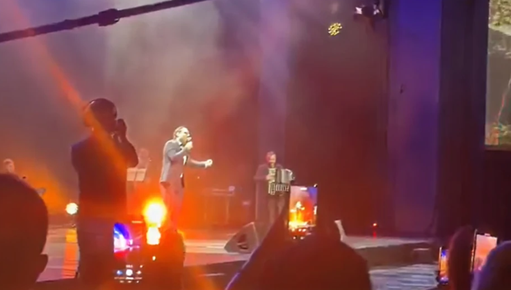 (VIDEO) Veče puno emocija: Udovica Tome Zdravkovića zaplakala na koncertu u njegovu čast, ovom pjevaču pala u zagrljaj