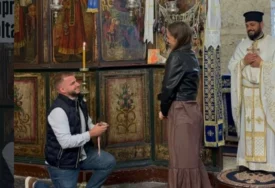 (FOTO) Emotivna prosidba na Kosovu i Metohiji: Mladić KLEKNUO PRED IKONOM Presvete Bogorodice i zaprosio voljenu Valeriju