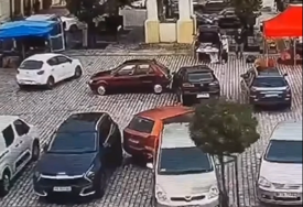 (VIDEO) Žena (78) napravila haos na parkingu: Pokušala da se isparkira, pa oštetila šest automobila