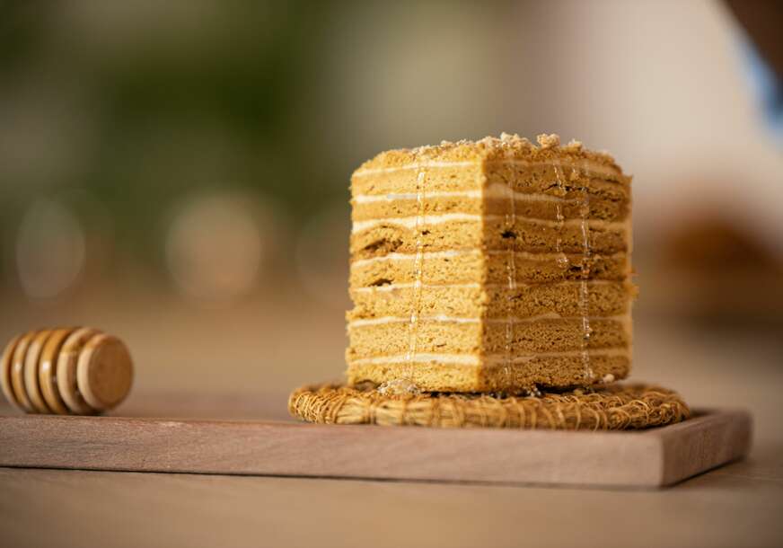 MEDENA PITA SA MLIJEČNIM KREMOM Kocke koje opojno mirišu na vanilu i tope se u ustima