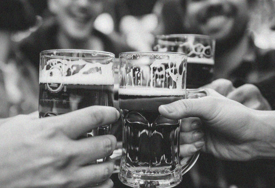 (FOTO) PRODALI 28.000 LITARA, ŠIRE POSAO U SRBIJU Kumovi iz Štutgarta napravili pivo koje osvaja Njemačku