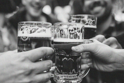 (FOTO) PRODALI 28.000 LITARA, ŠIRE POSAO U SRBIJU Kumovi iz Štutgarta napravili pivo koje osvaja Njemačku
