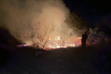 (FOTO) TEŠKA NOĆ ZA BANJALUČKE VATROGASCE Dva velika požara buktala do jutra, vatra gutala šumu i nisko rastinje