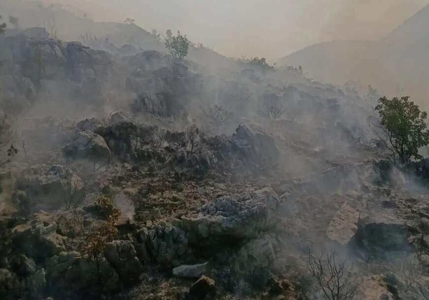 Razbuktava se požar kod Trebinja: Gori na nepristupačnom terenu, na gašenju angažovano oko 50 ljudi