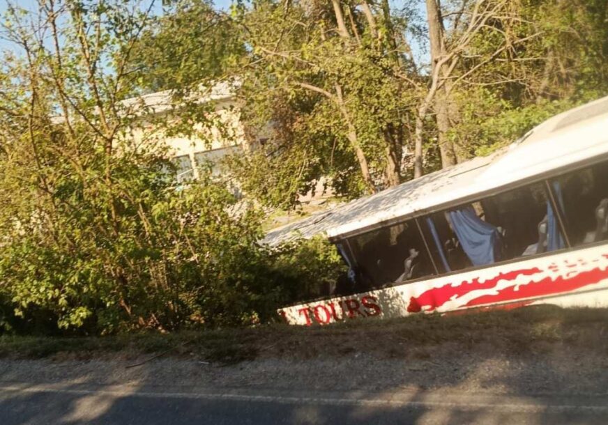 (FOTO) Detalji teške nesreće kod Prnjavora: U sudaru auta i autobusa POVRIJEĐENE 3 OSOBE