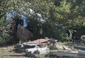 (FOTO) Teška nesreća prema Prnjavoru: Autobus sletio sa puta, saobraćaj obustavljen