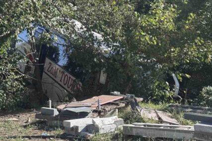(FOTO) Teška nesreća prema Prnjavoru: Autobus sletio sa puta, saobraćaj obustavljen