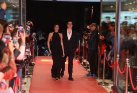 (VIDEO, FOTO) Ne skidaju osmijeh sa lica: Jelisaveta Orašanin i Pavle Mensur zajedno na premijeri filma
