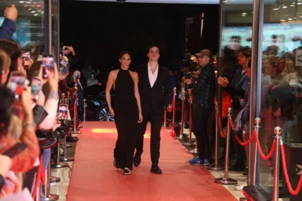 (VIDEO, FOTO) Ne skidaju osmijeh sa lica: Jelisaveta Orašanin i Pavle Mensur zajedno na premijeri filma