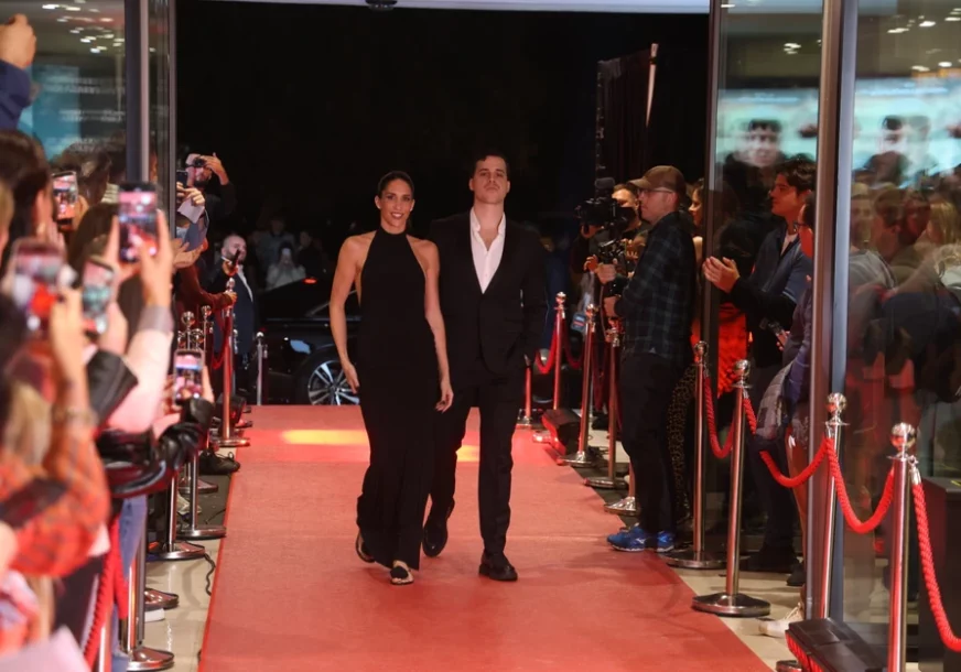 (VIDEO, FOTO) Ne skidaju osmijeh sa lica: Jelisaveta Orašanin i Pavle Mensur zajedno na premijeri filma