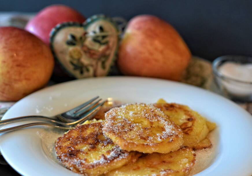 RECEPT ZA UŠTIPKE SA JABUKAMA Gotovi za čas, a toliko su ukusni da nestaju sa stola za 5 minuta