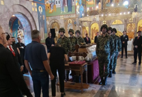(FOTO) DANAS SAHRANA RATKA MLADIĆA Kovčeg izložen u crkvi Svetog apostola Luke, građani se okupljaju