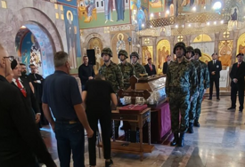 (FOTO) DANAS SAHRANA RATKA MLADIĆA Kovčeg izložen u crkvi Svetog apostola Luke, građani se okupljaju