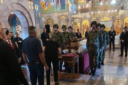 (FOTO) DANAS SAHRANA RATKA MLADIĆA Kovčeg izložen u crkvi Svetog apostola Luke, građani se okupljaju