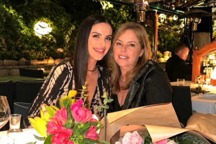 Uživaju u večeri: Bogdana Ražnatović izašla sa majkom u restoran, pa sve oduševila objavom
