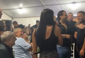 (VIDEO, FOTO) Ludilo na Šabačkom vašaru: Žena pjevača napravila haos ispod šatre, uzela mu mikrofon, on se krstio