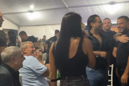 (VIDEO, FOTO) Ludilo na Šabačkom vašaru: Žena pjevača napravila haos ispod šatre, uzela mu mikrofon, on se krstio