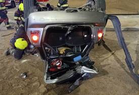 (FOTO) Automobil se prevrnuo na krov: Zbog teške nesreće u Banjaluci intervenisali i vatrogasci