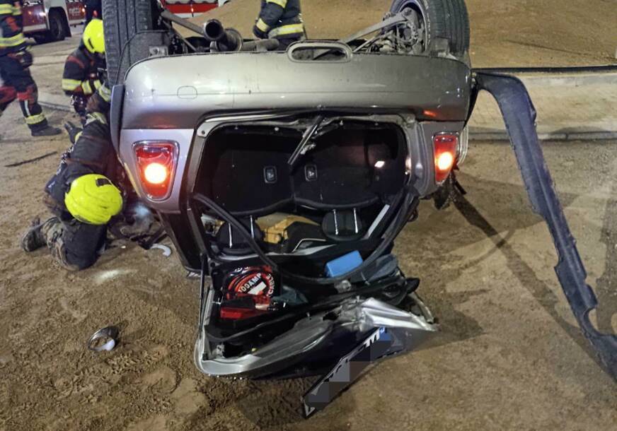(FOTO) Automobil se prevrnuo na krov: Zbog teške nesreće u Banjaluci intervenisali i vatrogasci
