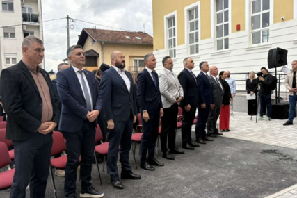 (FOTO) Minić i Golubović prisustvovali svečanom otvaranju rekonstruisanog objekta OŠ "Nikola Tesla" Derventa